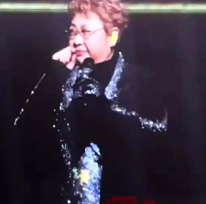 韩红杭州演唱会，唱得正嗨。突然，歌停了。上万人的场子，瞬间安静下来，所有人都
