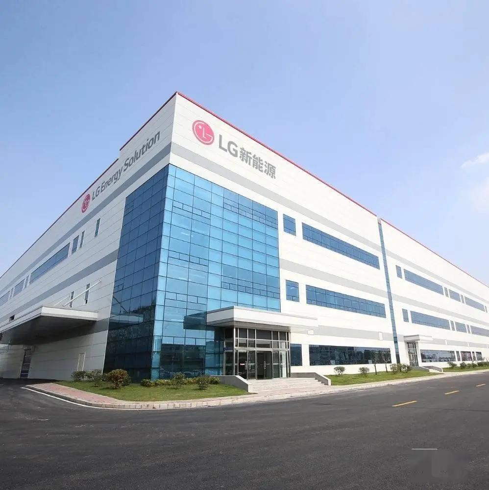 手机干倒闭的LG，让奔驰心甘情愿买单近百亿！韩国的LG最新吃下了梅赛德斯奔驰近