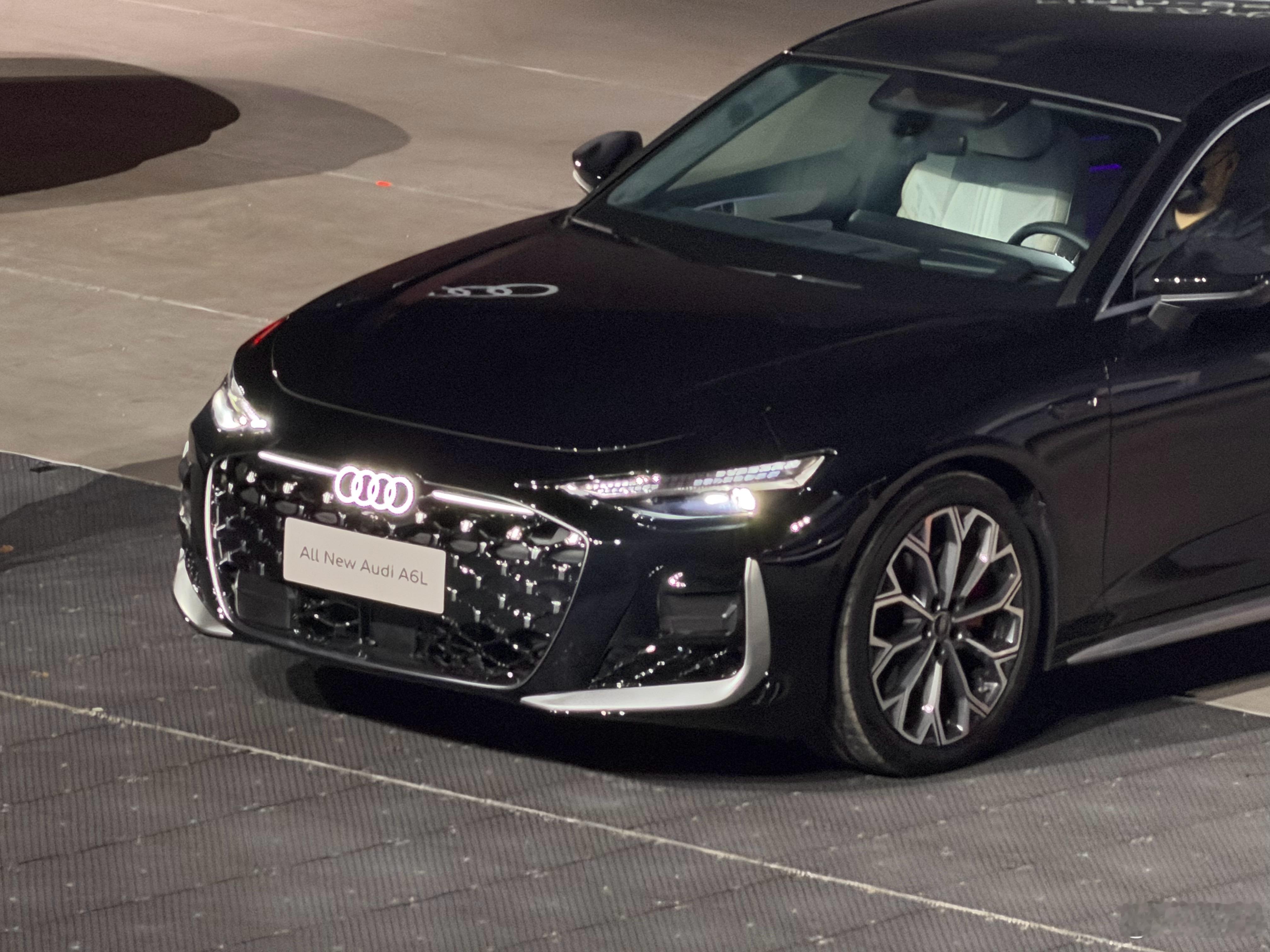 全新奥迪A6L，新车延续家族标志性的大嘴格栅设计，轴距相比在售车型有所增加，