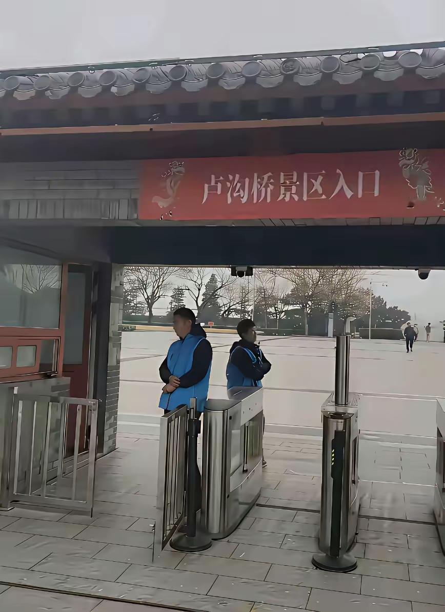 有人发出了灵魂拷问，如果当年卢沟桥收费能否阻止敌人？有名退役军人留言，他说卢