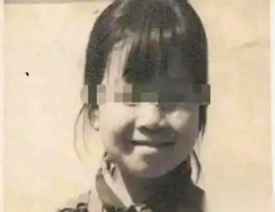 1990年，陕西延安一个偏僻山村。13岁的女孩牛枣儿被警察围住时，脸上竟然挂着