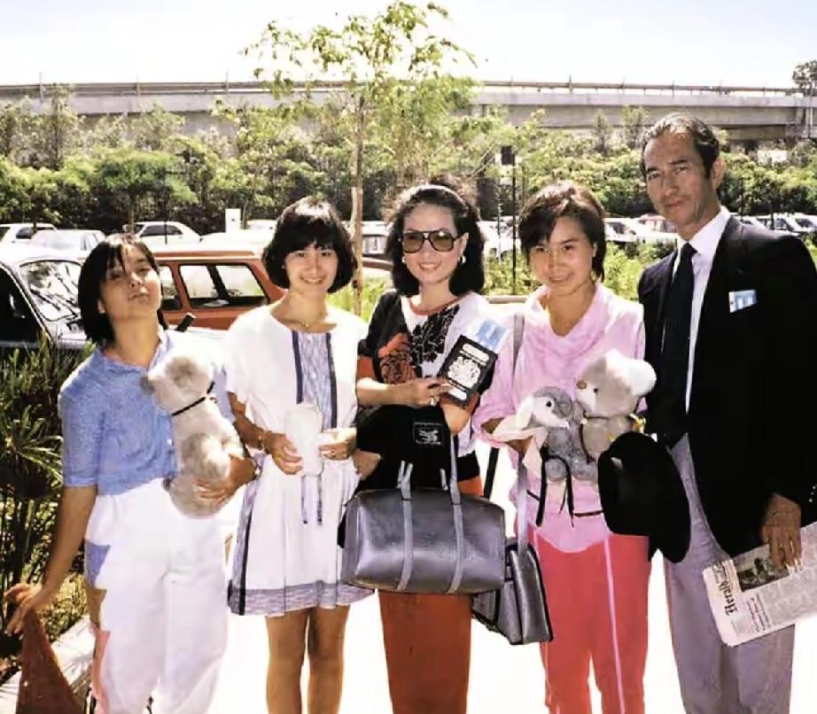 年轻时的何超蕸也是个娇俏可爱的女孩子。抱着宠物狗的何超蕸还是纯真的少女，她和爸