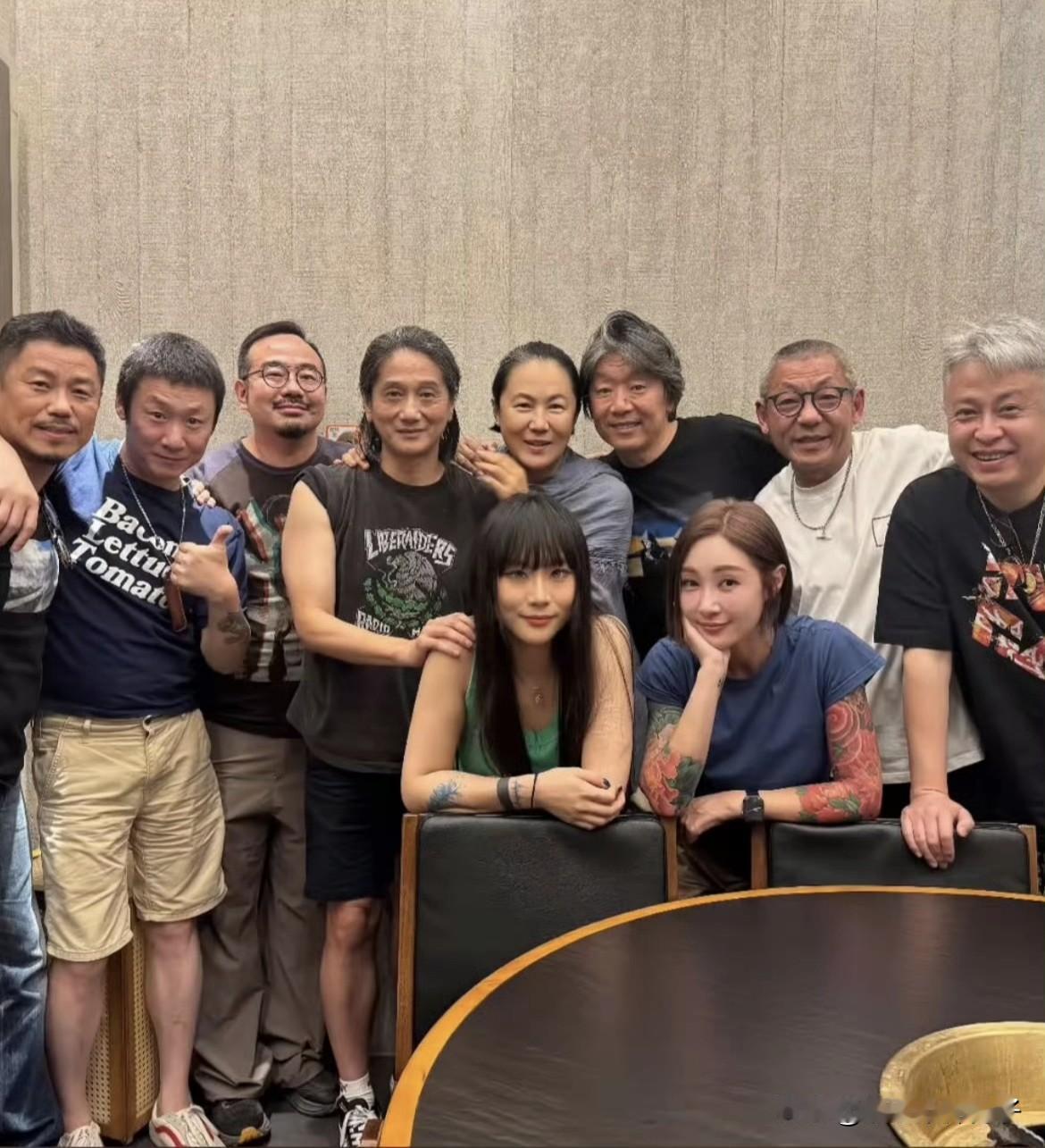 摇滚圈齐聚为窦唯前妻庆生，窦佳嫄穿吊带亮相，胳膊上纹身好显眼！8月27日，窦唯