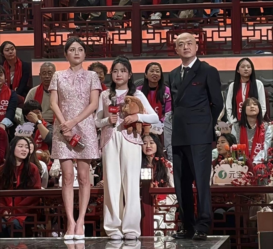 包贝尔包文婧带10岁女儿饺子上辽视春晚。一家三口同台合唱，画面温馨到爆棚。饺子的