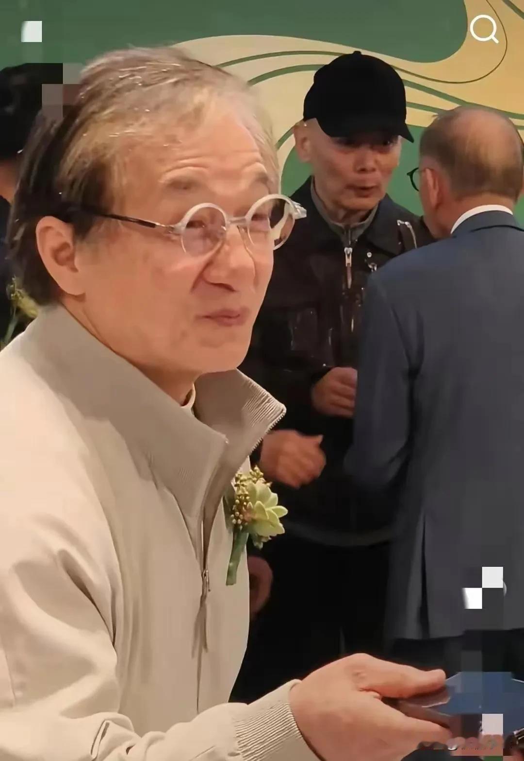 成龙老得真是快，满脸的老年斑，走路都驼背了，丝毫没有了当年的样子了