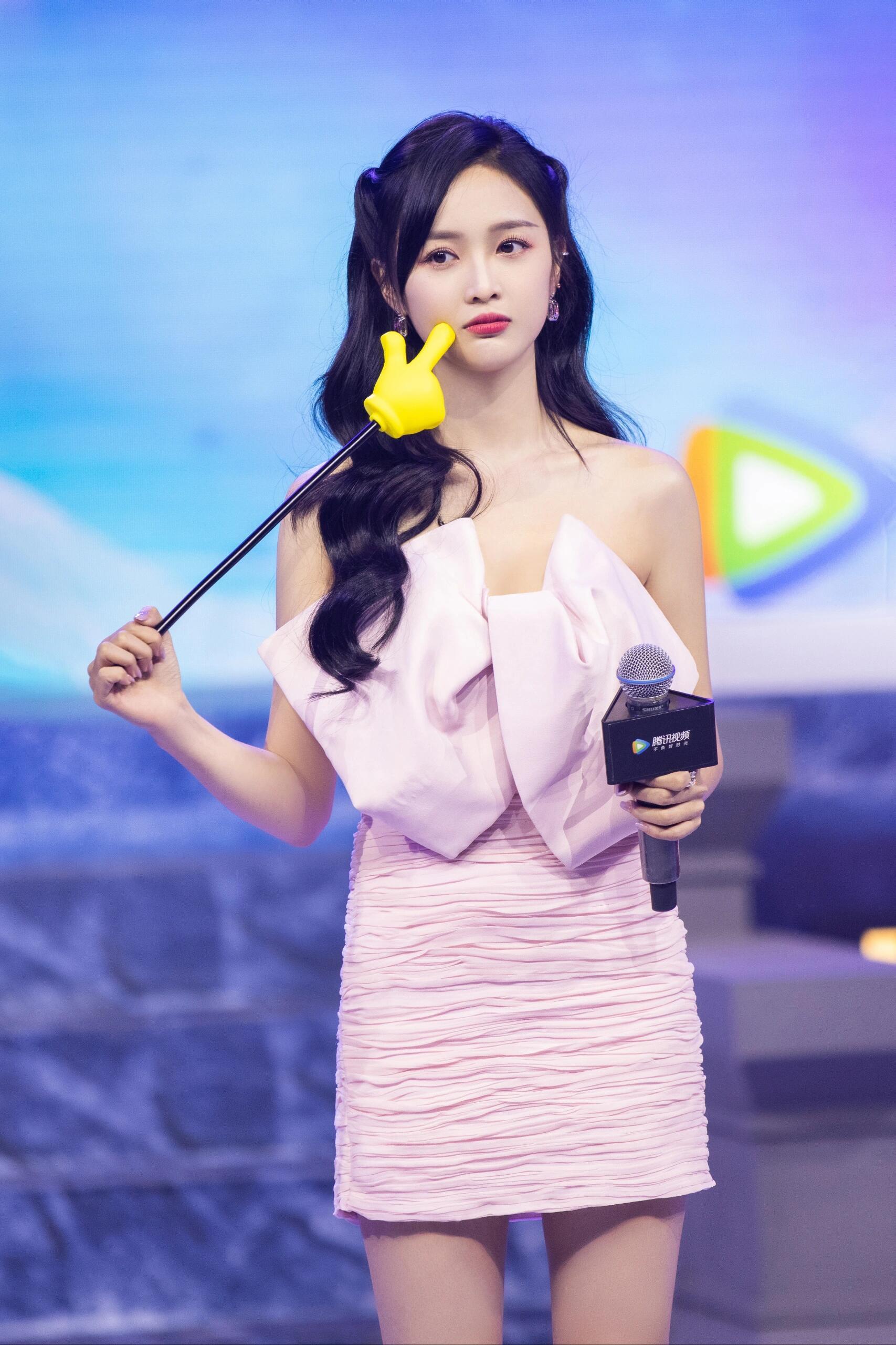 吴宣仪美了美了，身段太棒了！