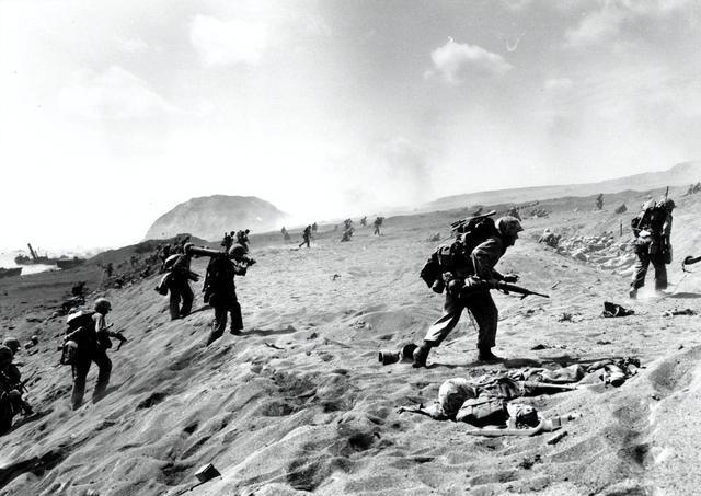 1945年3月，在硫磺岛战役中，美军发现一名日本鬼子还有口气，就毫不犹豫地补了一