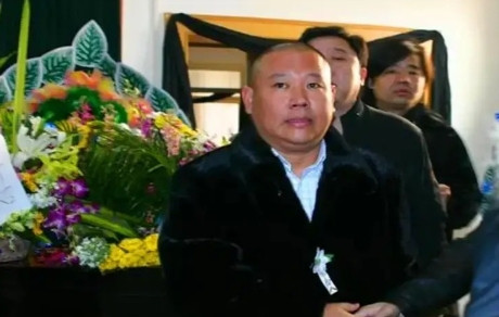 2006年，相声大师马季去世，郭德纲穿着貂皮大衣参加葬礼，很多人指责他：“没规矩