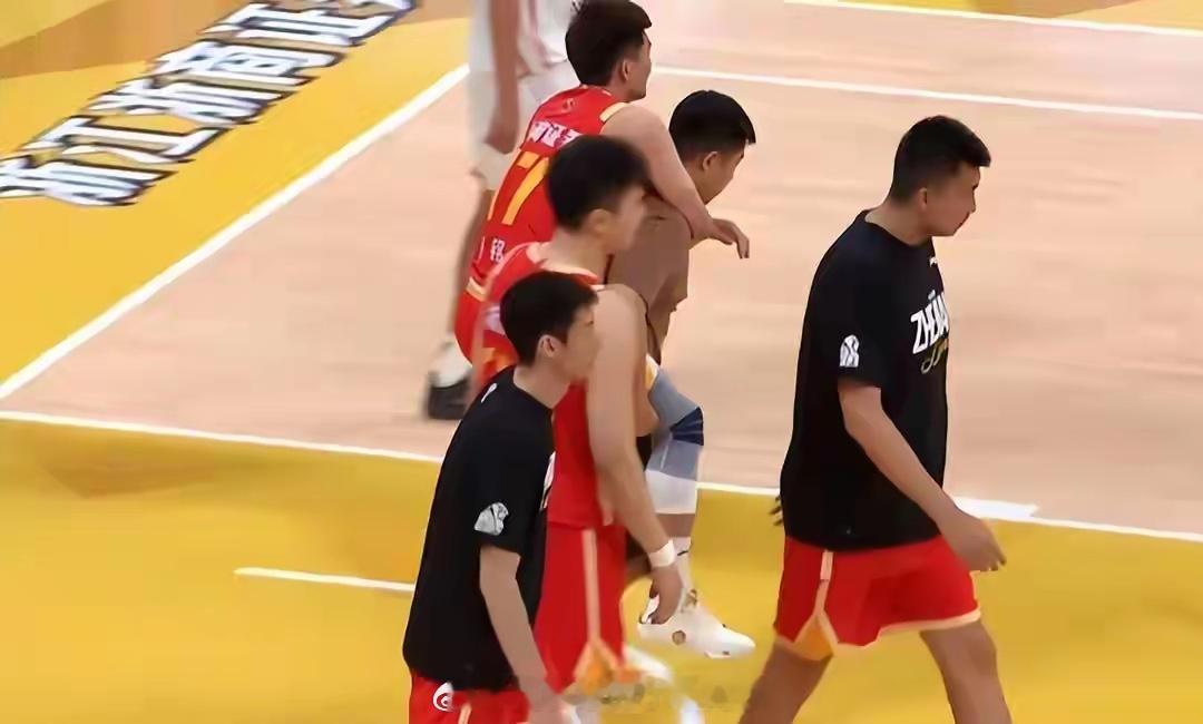 2-0！卫冕冠军拿到赛点 赛后还收获好消息，球队核心没有大碍  CBA...