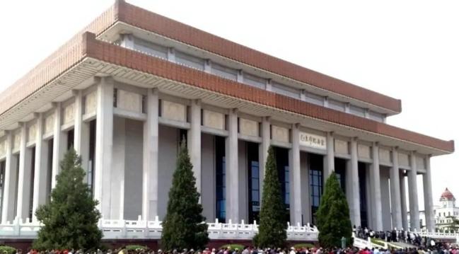 1976年，毛主席纪念堂筹建设计时，老专家们执意主张坐北朝南，最后谷牧一番话一锤