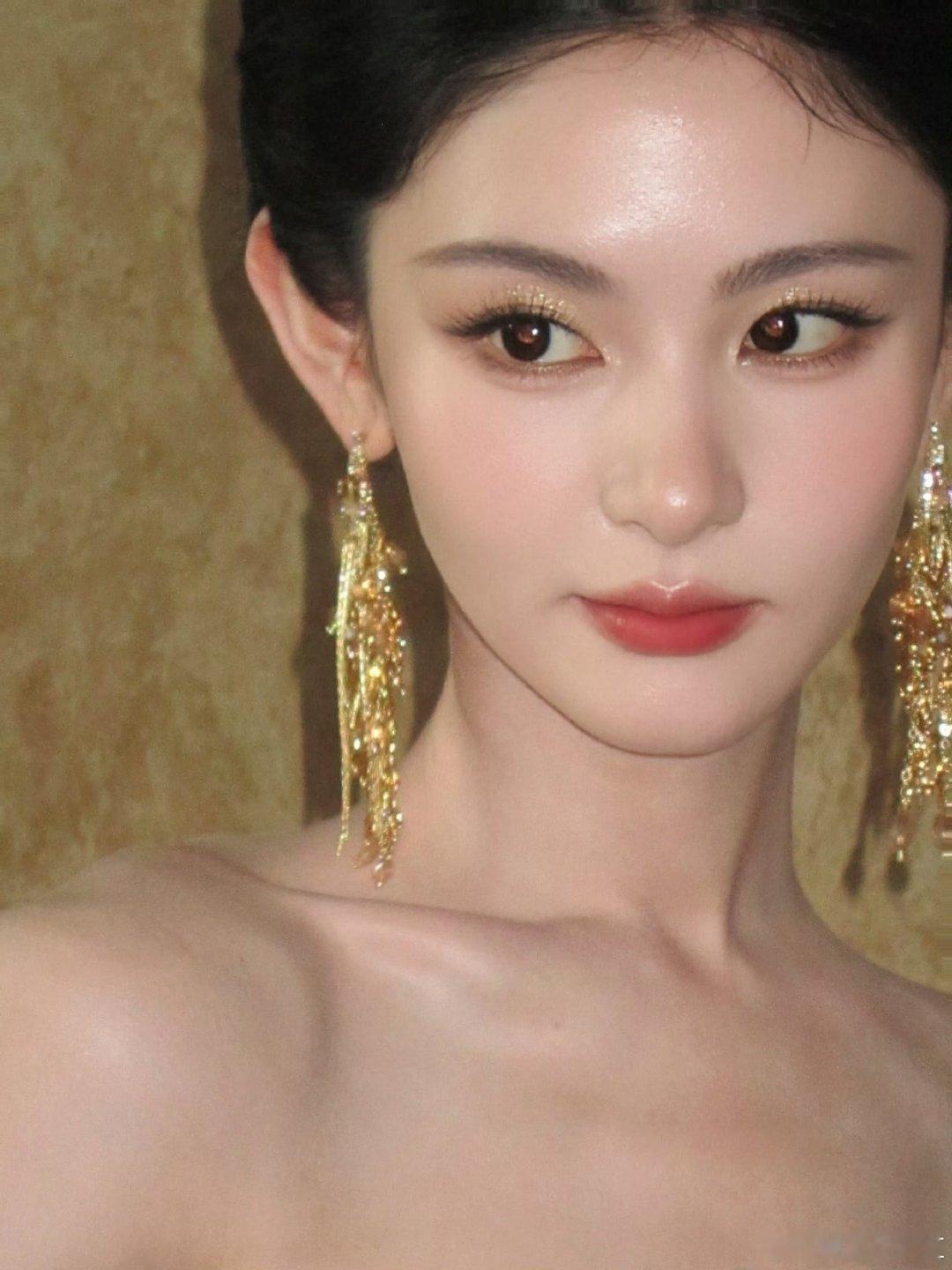 #赵晴#这个中国国籍时装周的妆造服饰都好牛啊，把赵晴衬得好高级！！狠狠夸！#赵晴##明星##明星大咖