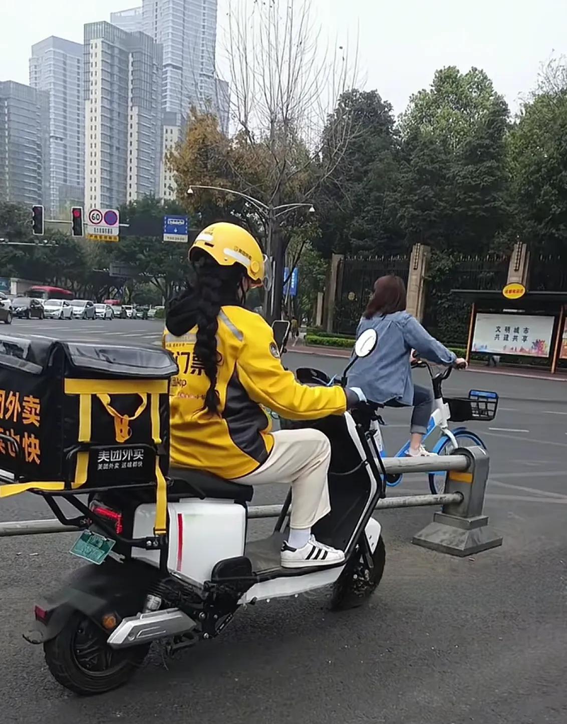 你们知道什么是杀人诛心吗？今天刚一下楼恰巧就碰见外卖小哥在跟门口的保安吵架，原