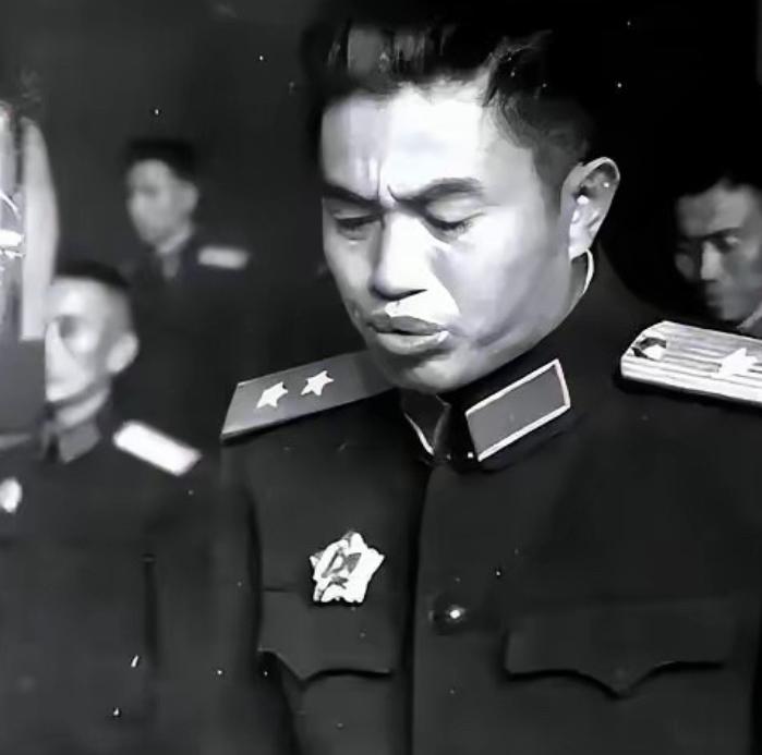 1940年，皮定均看上了女干部张烽，就让县长去说媒，张烽听说了县长的来意后，拒绝