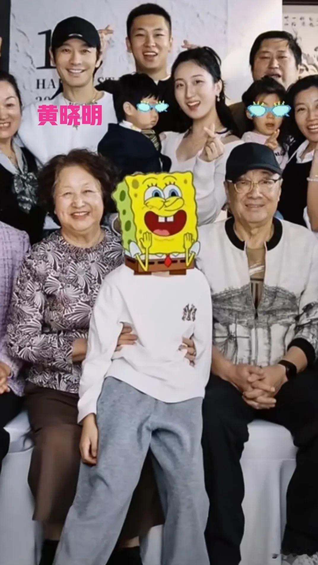 黄晓明带着父母和儿子回老家青岛参加聚会，儿子小海绵长挺高了。穿着白色T恤灰色裤子