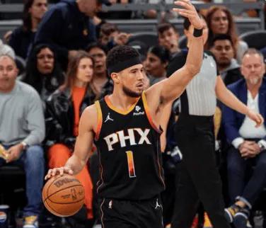 到底是哪个鬼才想出来，让布克去打控卫的，他打控卫的表现，着实辣眼睛，惨不忍睹啊！