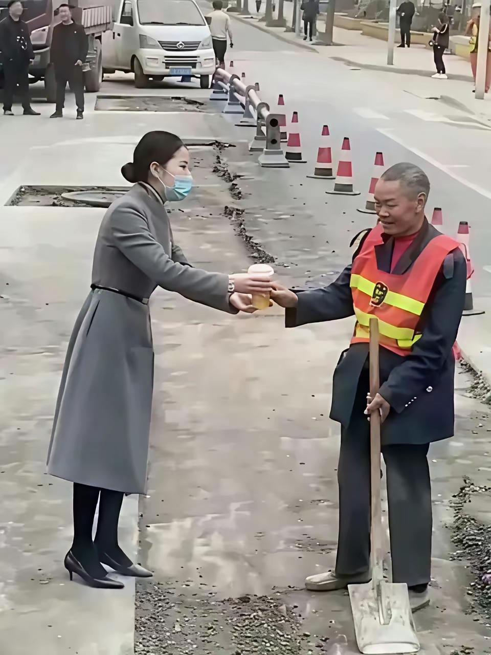 看到第一幅画，我为漂亮小姐姐[赞]，把镜头拉远扩大，这都是资本的套路[赞]