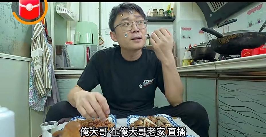 我就说，大刘跟喷香哥关系最好。去年是大刘状态最糟糕的一年，开蛋糕店熬夜到四五点