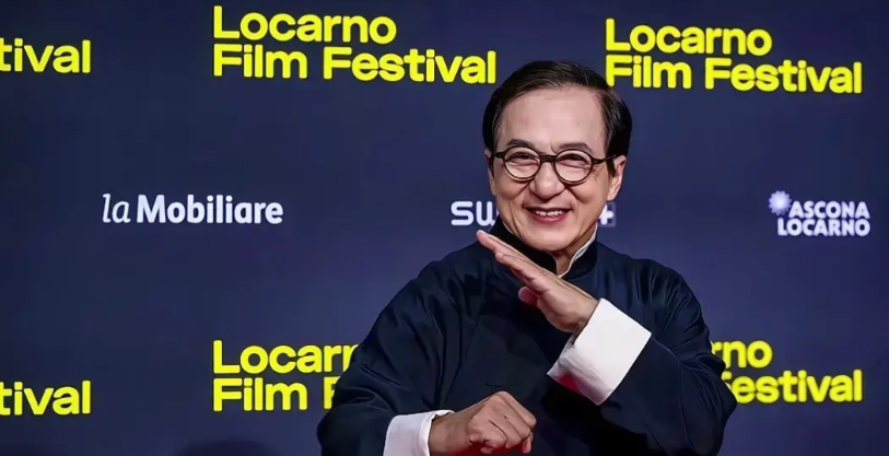 成龙真没出现断崖式衰老。前一段时间，有人发了一张成龙满头白发的照片，他满脸皱纹