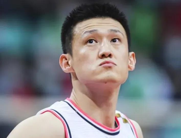 周鹏回归宏远，球员助教双重身份助力球队周鹏确定重返广东宏远，正式加入球队豪