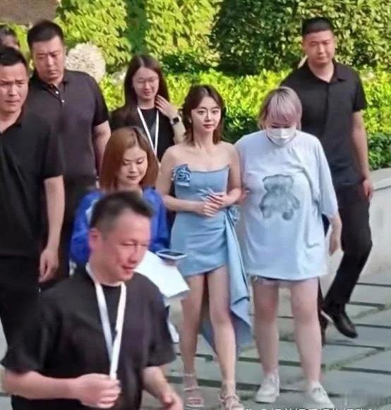 谭松韵是真的不高，穿了这么高的高跟鞋才跟旁边美女差不多高