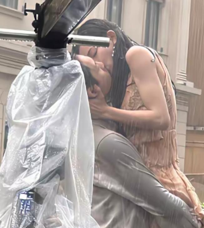谁会在雨中接吻，这些剧情真有必要？