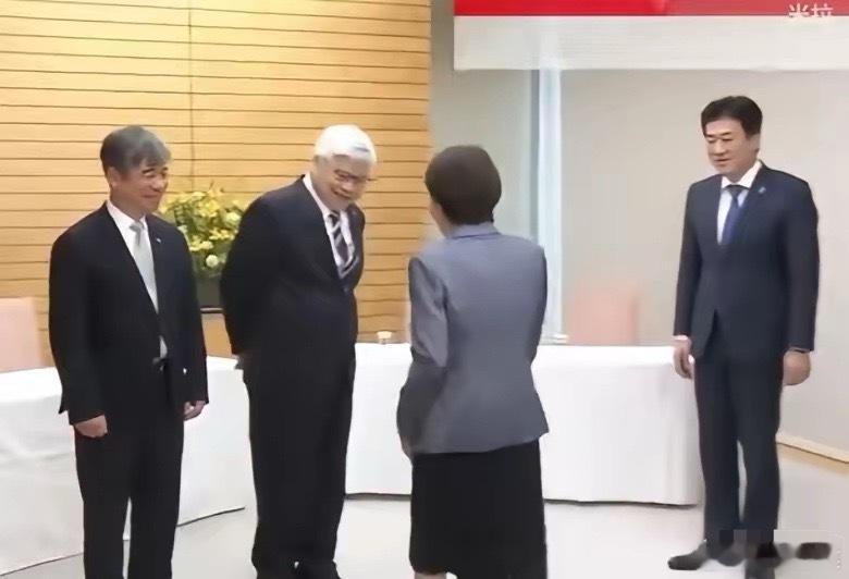 数典忘祖，为高市早苗送“大礼”，可谓是关键时刻的神助攻：正当高市早苗的“言行”被