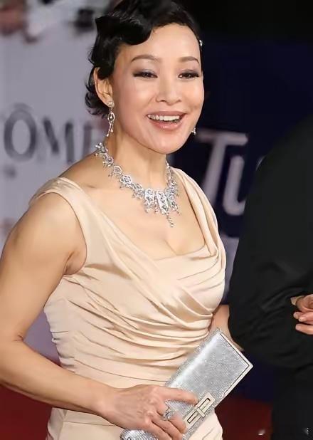 不出意外，陈冲将要充上热搜。近期很多人都在追问陈冲当年领养的广西那对双胞胎姐妹去