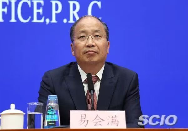 易会满被双开易会满这“火山口”没坐稳，反被“熔岩”吞！阳奉阴违搞迷信，权钱交易