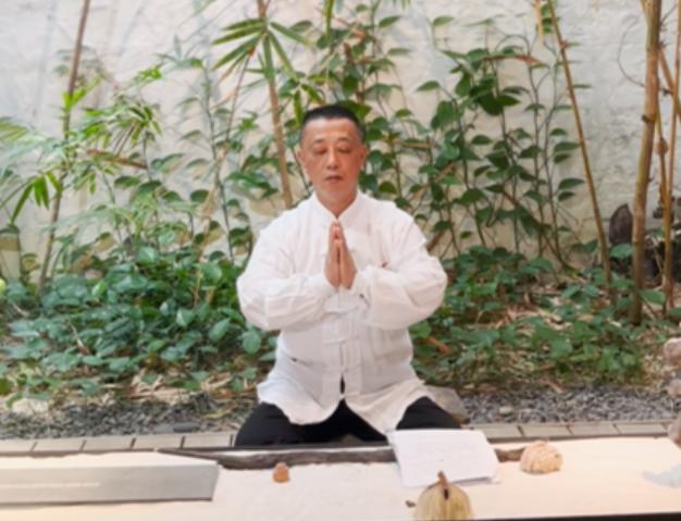 师传曰：“寅时面南，松身神凝；吐纳自然，撮抵桥通；阴阳和合，攒簇五行；子午卯酉，