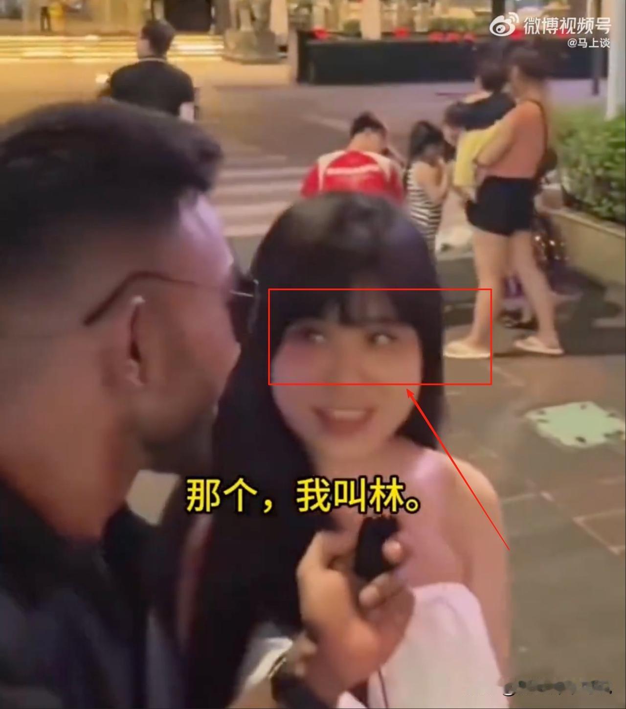 印度帅哥博主的自信心这次被越南美女伤的不轻，一听说博主是印度人，转身就走绝不带半