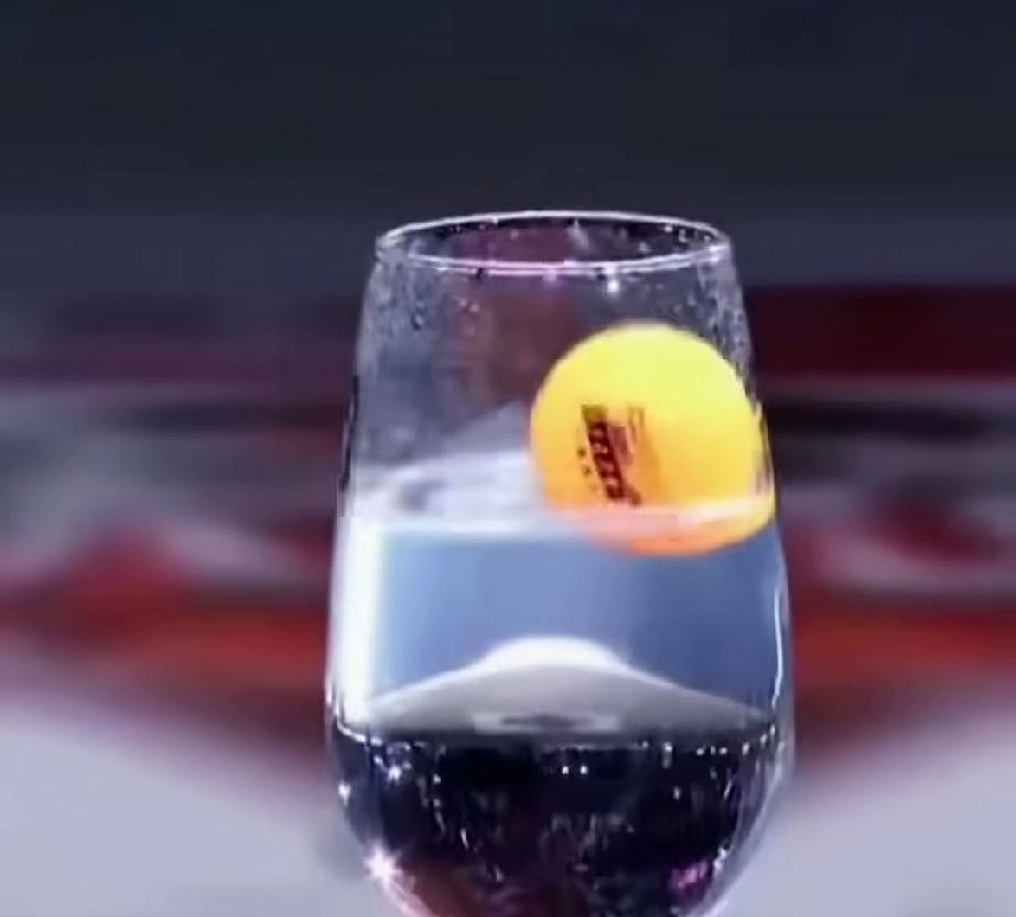 国乒队里有个恐怖传说：全队最难打赢的，不是马龙，不是樊振东，而是那个只在场边递水