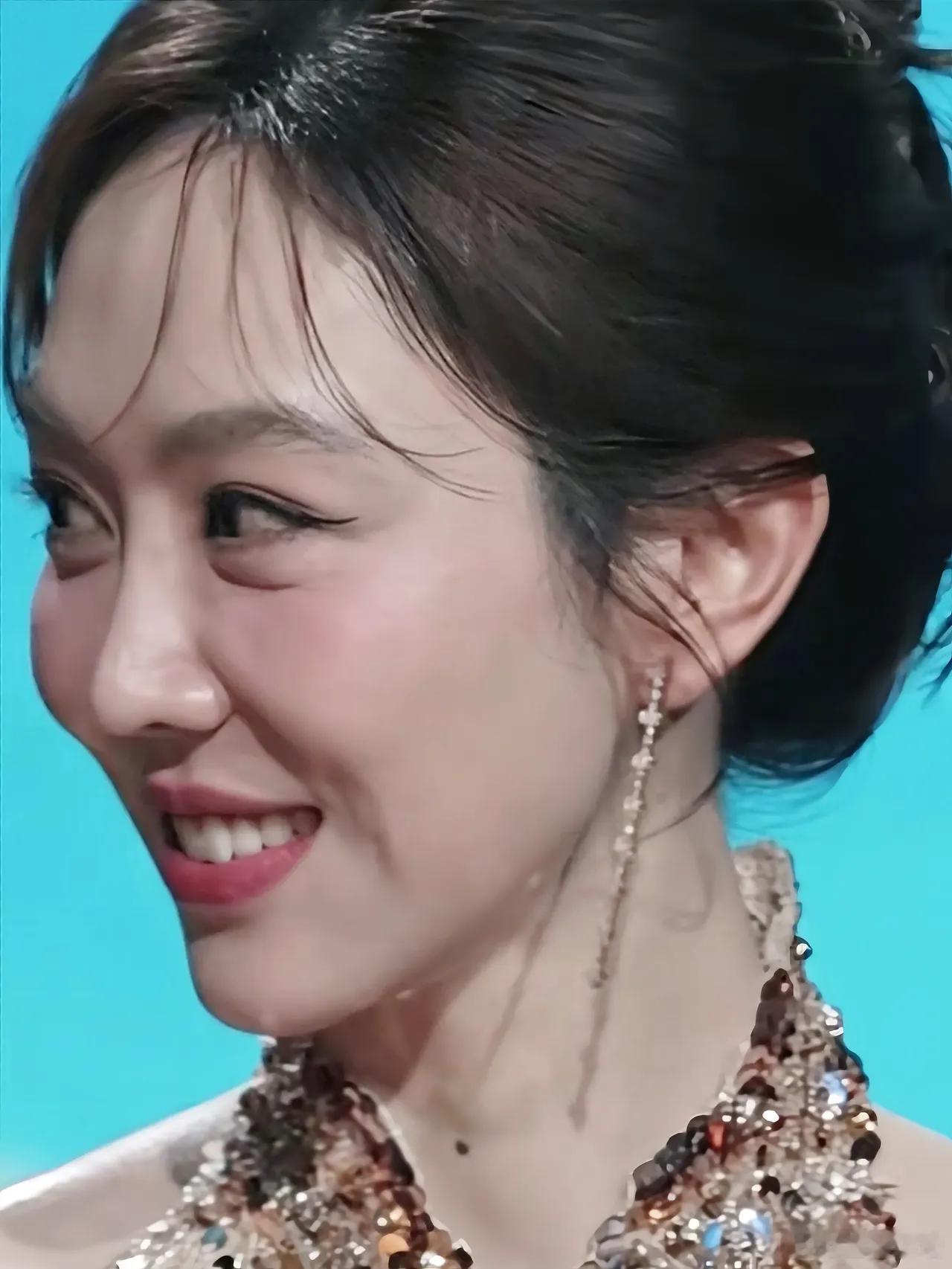 姜妍宛如璀璨星辰般熠熠生辉，美得令人移不开眼。​​​