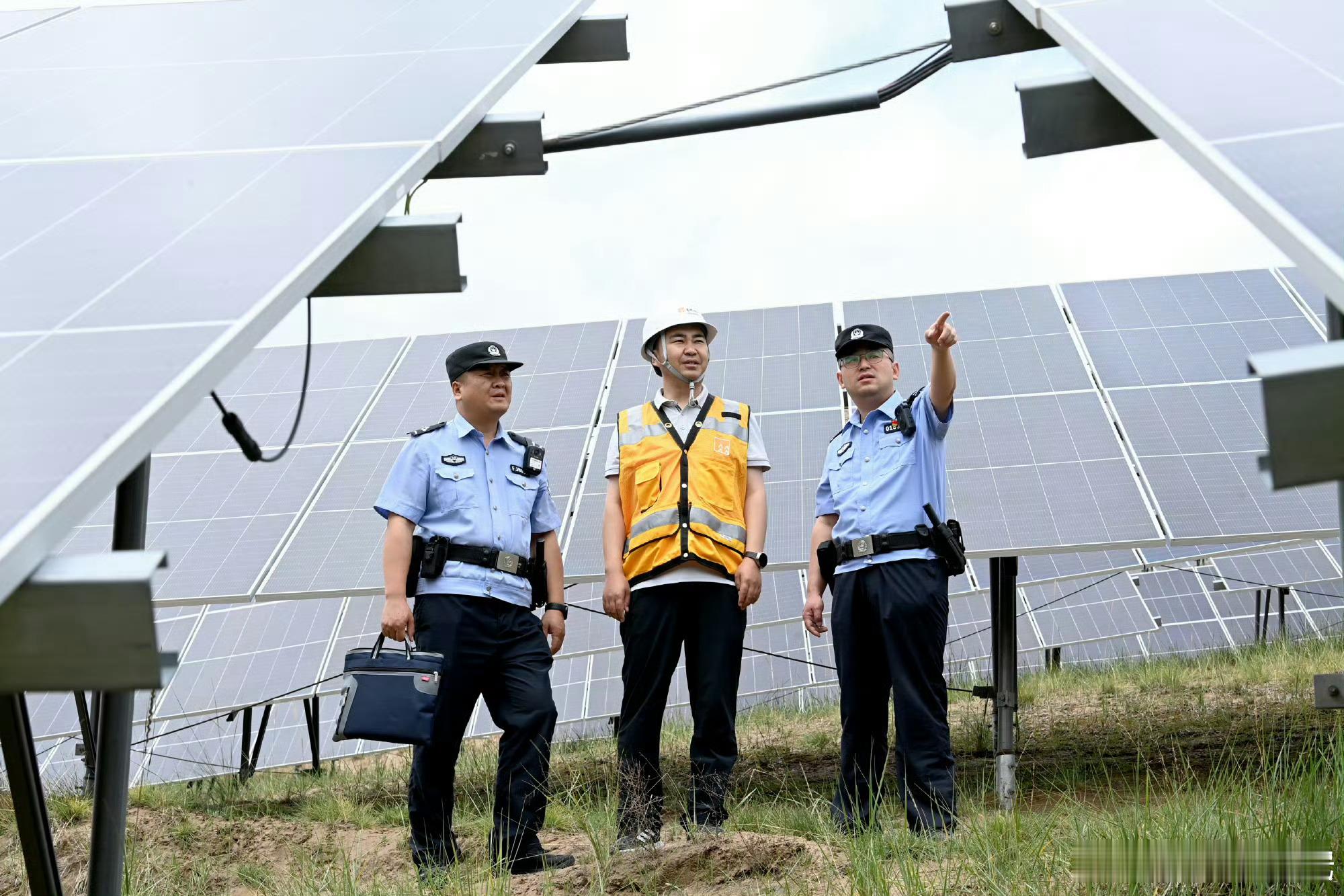 永登公安通远派出所巡检光伏基地汛期安全无小事，光伏基地巡检忙。近日，永登县公安