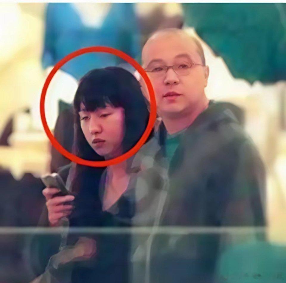 窦唯早就三婚了，三个孩子三个妈，和王菲一样，两个孩子两个爹。窦唯三婚妻子叫陈冉，