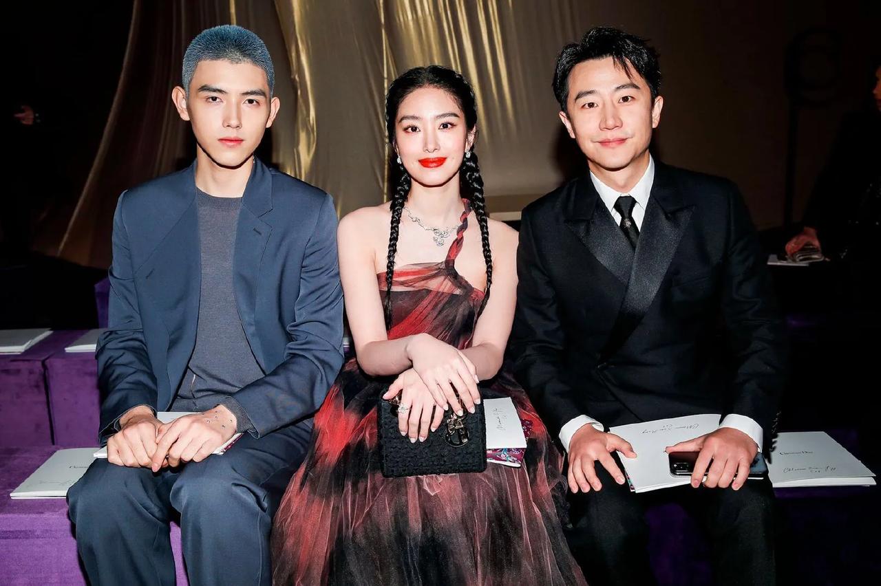 陈宇飞妈妈是大陆第一美，杨采钰也很美，陈宇飞坐在杨采钰身旁，有无觉得这女子可和他