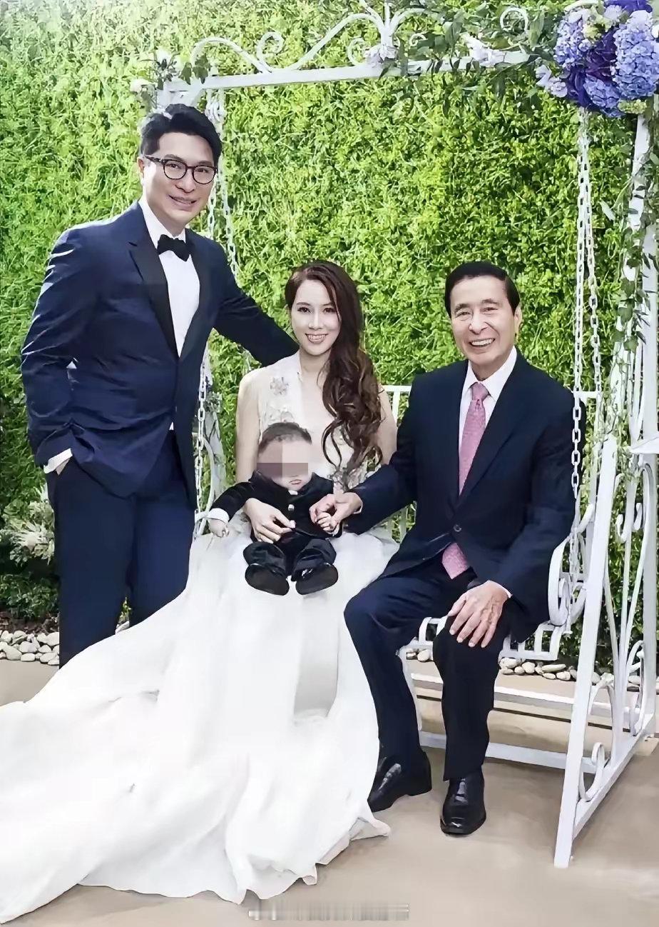 这是李兆基这辈子最尴尬的两张照片！​​​