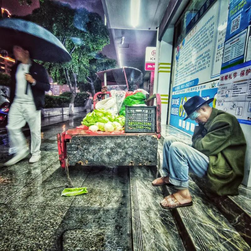 我超认同“人穷不可怕，心穷毁一生”这句话。物质穷只是暂时的，像很多出身贫寒的人，