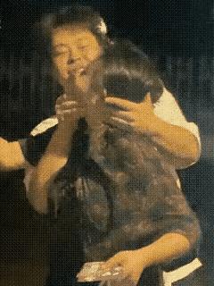 奇葩！世界之大无奇不有，年轻人当街强吻大妈，这究竟为什么？一大妈与年轻人在街头