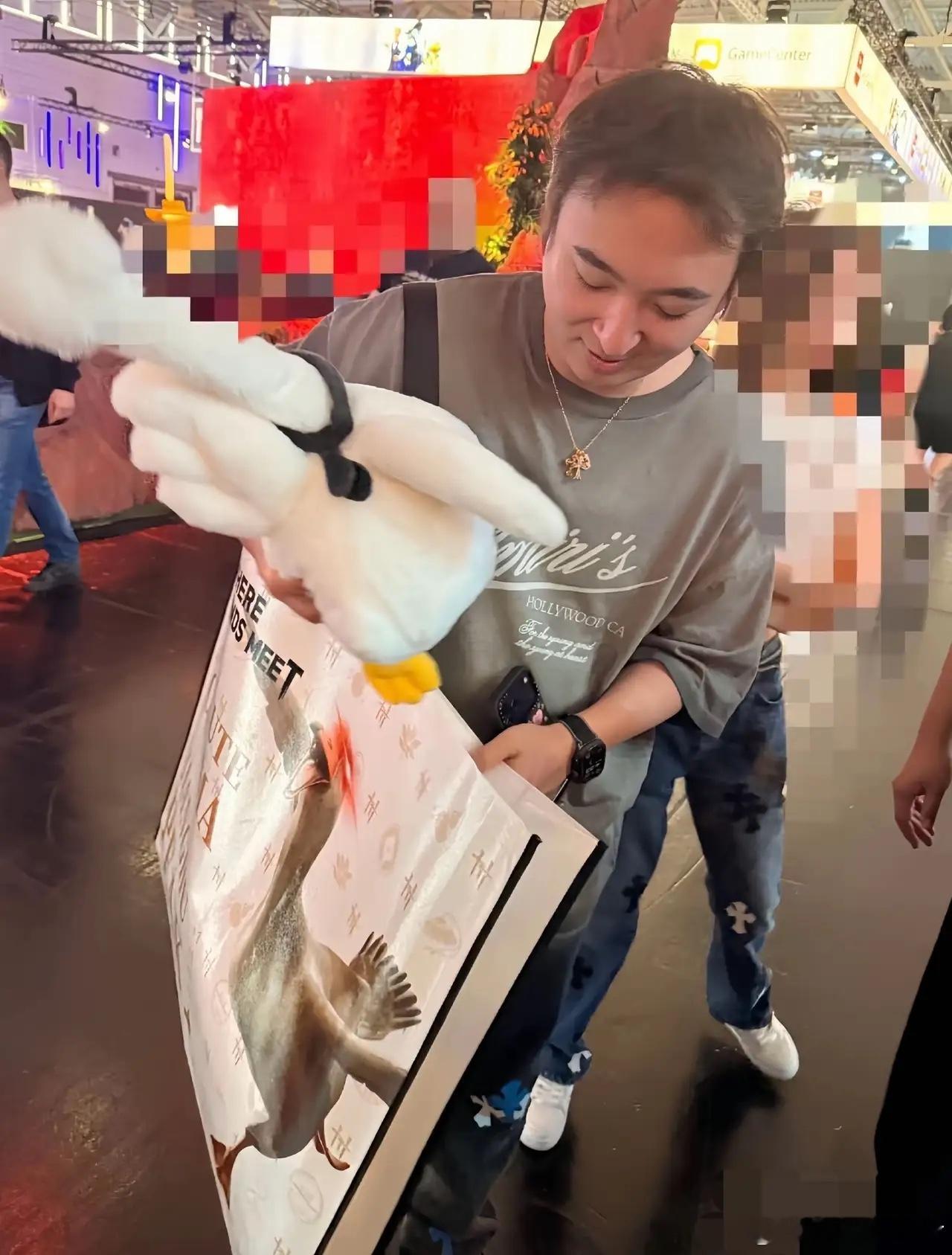王思聪带女友现身德国游戏展，他和懒懒穿情侣装、还给懒懒拍照……王思聪终究是收心了