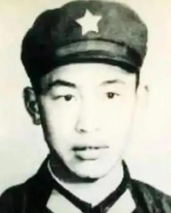 1985年，一名战士要上高地，出发前连队派发了香烟和巧克力，他却原封不动，写了一