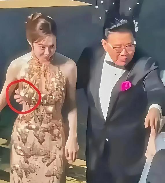男主持人曹可凡的这只手摸得地方合适吗？事后女主持人姜妍说，最近在上海电视节白玉