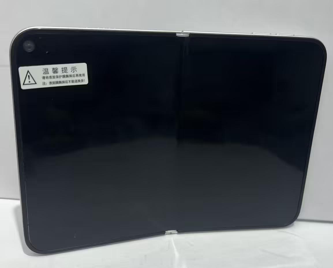 iPhone折叠屏机模高清图出来了，跟之前的曝光出的模具大差不差，参数大家估计