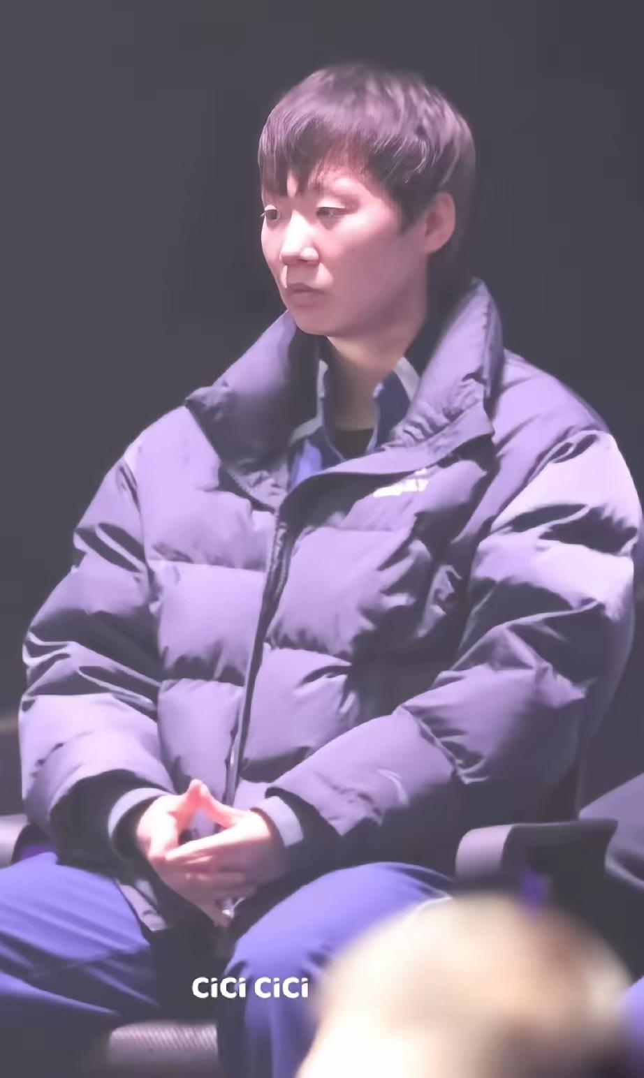 女单决赛，王曼昱观赛表情凝重昨天，蒯曼和张本美和争夺冠军。莎莎，曼昱，陈幸同三