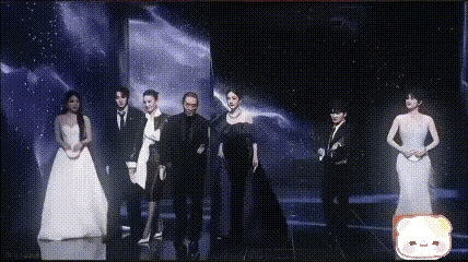 杨幂这是只顾着走路或看镜头吧，离周深那边有那么宽的地方不走，就紧挨着张艺谋他们这