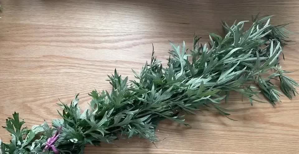河北，一名女子在下班回家的路上，看到路边有个老人在卖艾草，于是她就过去花5块钱买