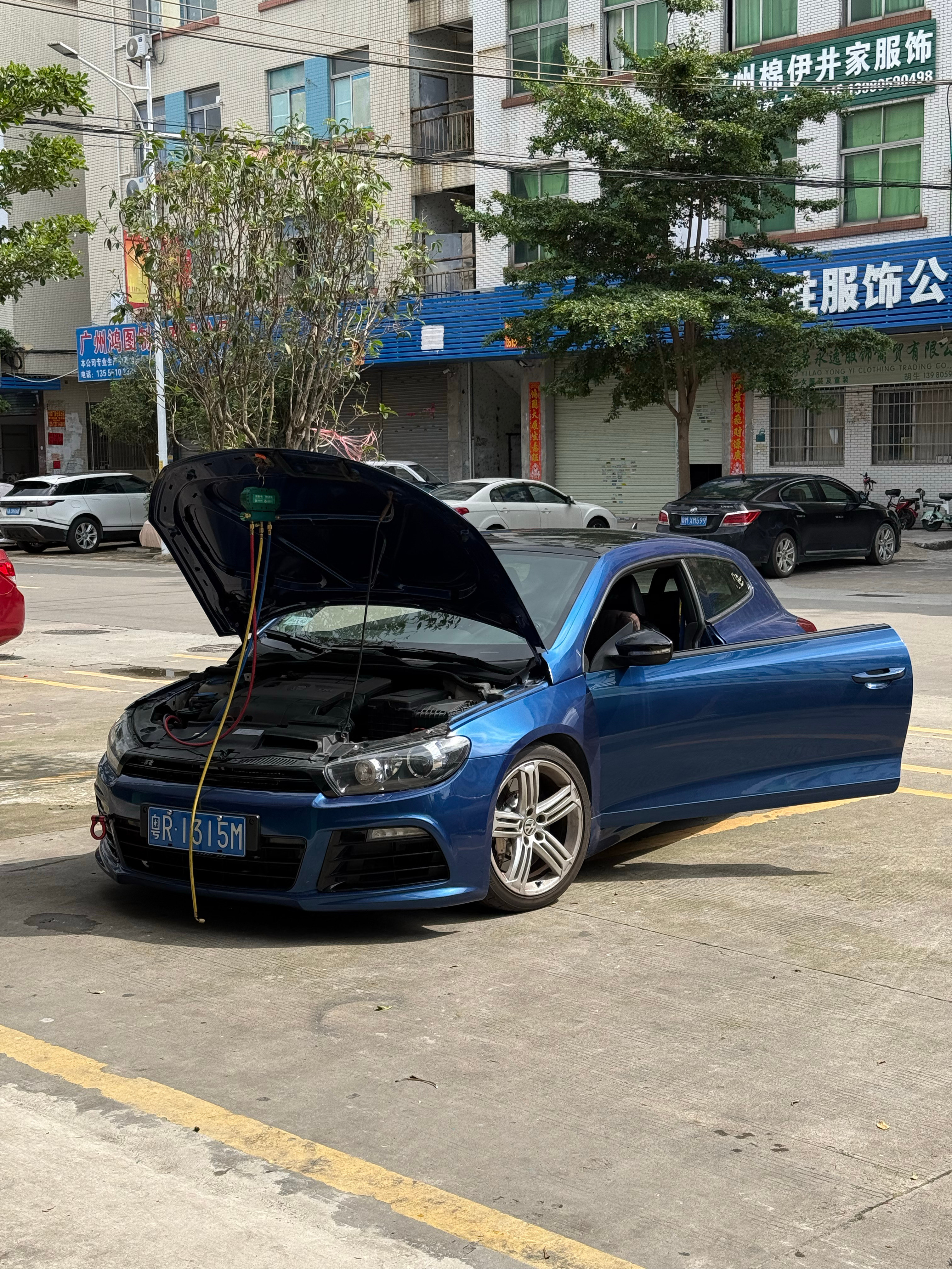 这老轱辘棒子开着开着越来越热，空调吹出来都是热风，来检查漏雪种了…..我发现每次