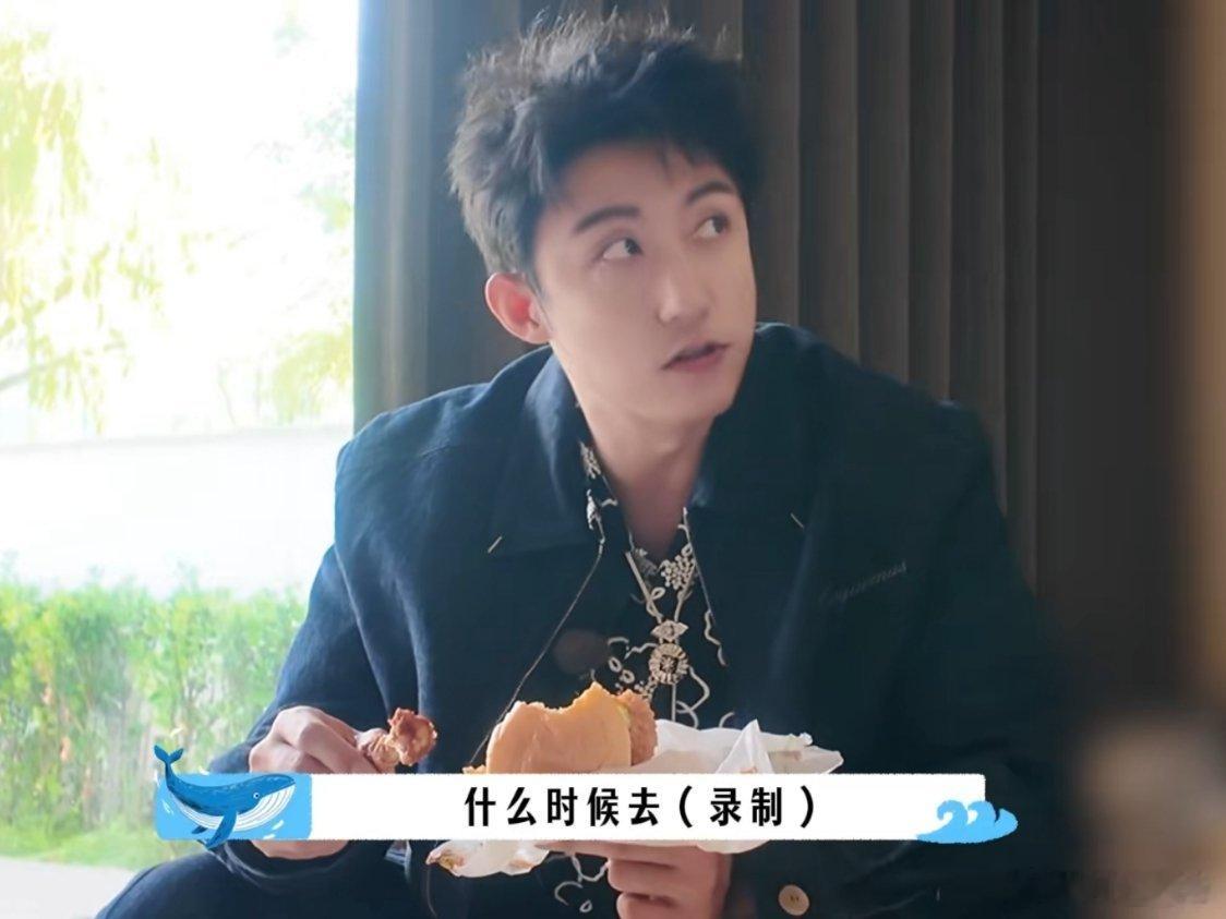 每次吃东西都睁着圆溜溜的眼睛四处张望，小嘴咩咩咩的吃。好可爱。[爱心]​​​