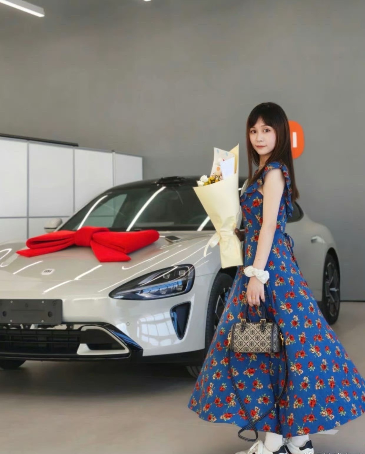 当你买车发了朋友圈那不得先美美的拍个照先[滑稽笑]提车拍照姿势给各位准备好了