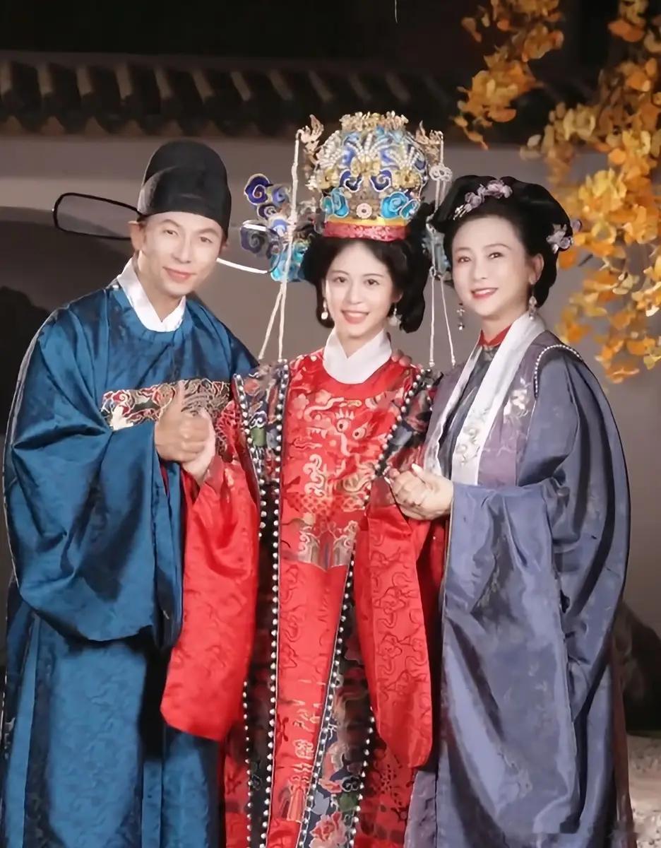 翁虹夫妻为女儿办中式成人礼一家三口穿中式礼服颜值超高​​​