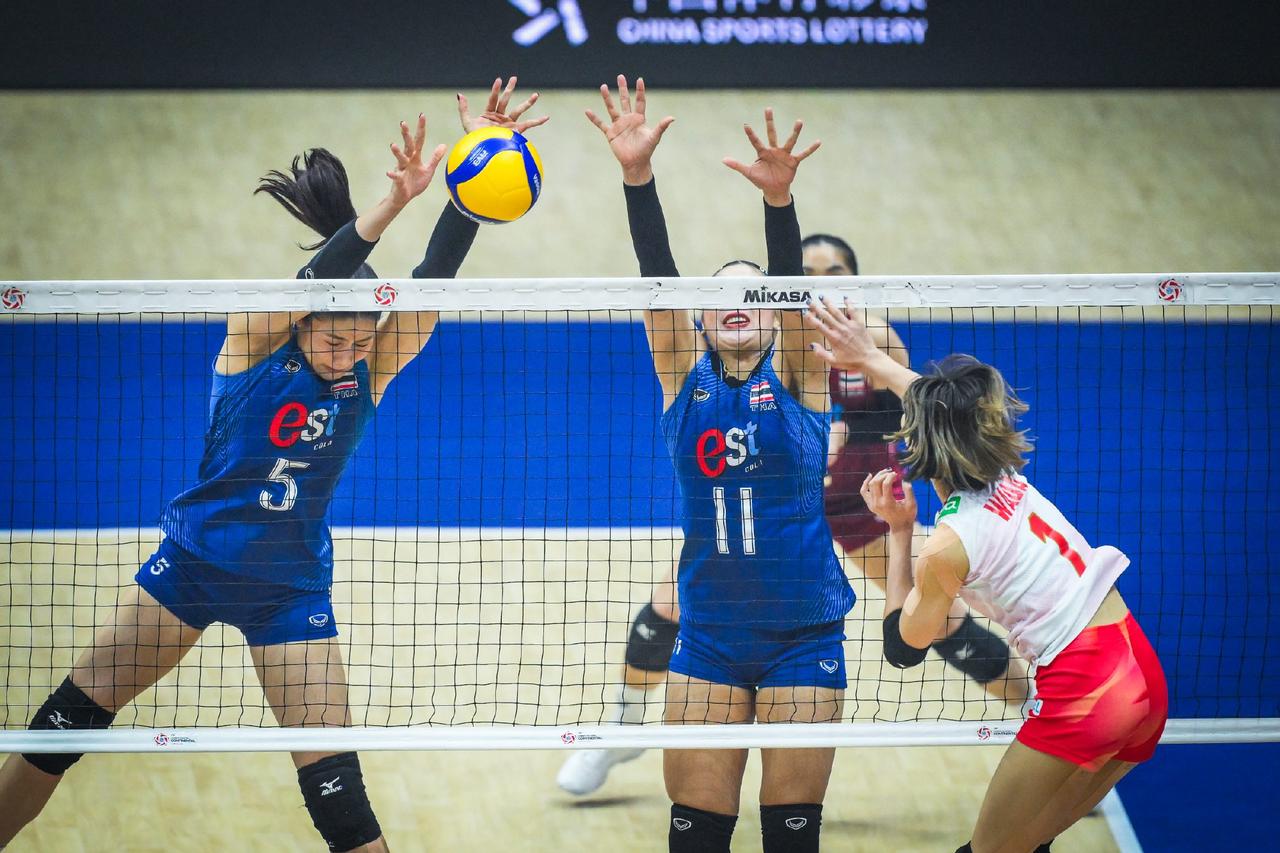 日本女排1-3输给了泰国，这场球与其说是日本队心理压力过大，不如说是主教练费罗把